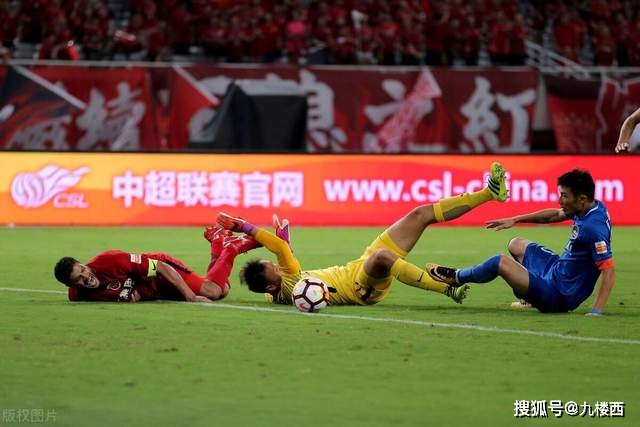 欧冠-吉鲁2球2助攻 AC米兰4-0大胜夺小组第2出线